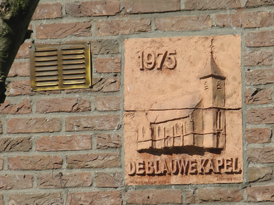 905849 Afbeelding van de gevelsteen 'DE BLAUWE KAPEL 1975', in de gevel van het pand Kapelweg 8, in Fort Blauwkapel te ...